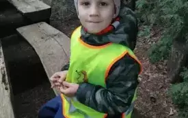 Chłopiec siedzi na ławce