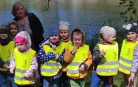 Dzieci uśmiechają się do zdjęcia.