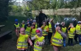 Dzieci stoją w lesie