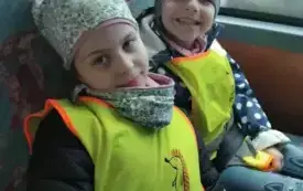 Dziewczynki siedzą w autokarze.