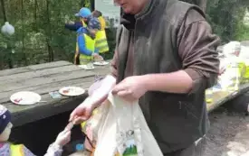 Pan Leśnik rozdaje upominki dzieciom