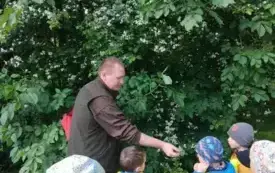 Dzieci oglądają co pokazuje leśnik