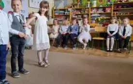 Dzieci recytują wiersze.