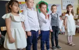 Dzieci recytują wiersze.