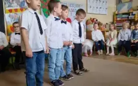 Dzieci recytują wiersze.