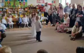 Dzieci recytują wiersze.
