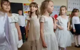 Dzieci tańczą.