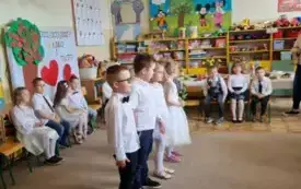 Dzieci recytują wiersze.