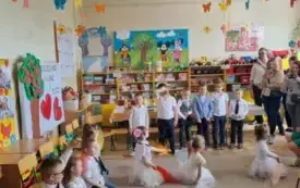 Dzieci tańczą do piosenki Celine Dion Titanic