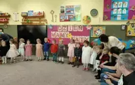 Dzieci są przygotowane do występu.