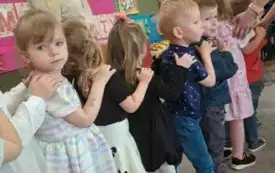 Dzieci stoją w pociągu