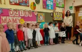 Dzieci stoją przygotowane do występu.