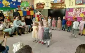 Dzieci stoją i występują na uroczystości.