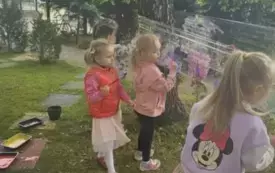 Dzieci malują farbami na streczu.