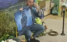 Pan pokazuje obraz ptaka