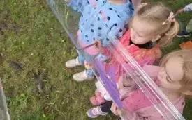 Dzieci malują farbami na streczu.