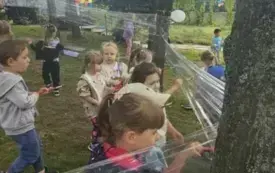 Dzieci malują farbami na streczu.
