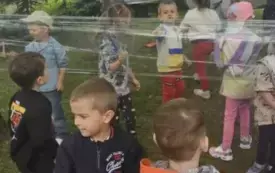 Dzieci malują farbami na streczu.