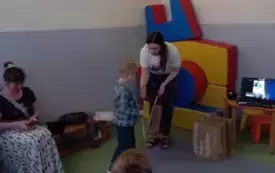 Dziecko odbiera dyplom i nagrodę.