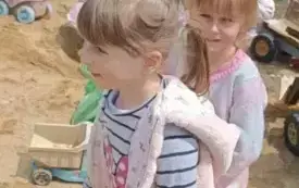 Dziewczynki bawią się w piaskownicy