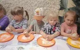 Dzieci ozdabiają chlebek