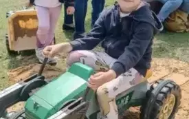 Chłopiec siedzi na traktorze