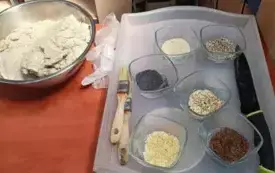 Zdjęcie misy z ciastem i produkt&oacute;w do posypania chlebk&oacute;w