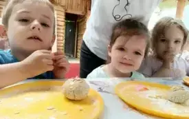 Dzieci ozdabiają chlebek