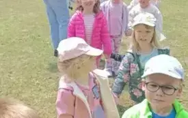 Dzieci idą w parach na dworze