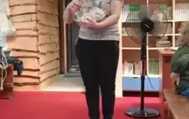 Pani trzyma w ręku misę z ciastem