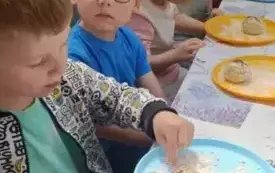 Dzieci ozdabiają chlebek