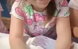 Dziewczynka lepi chlebek