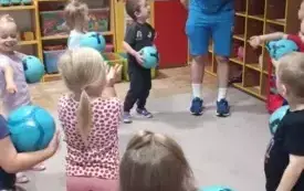 Dzieci patrzą na Pana Kangura.