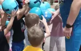 Dzieci trzymają piłki 
