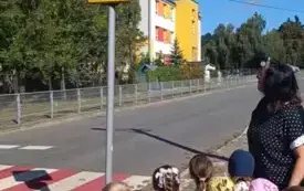 Dzieci patrzą na znak drogowy