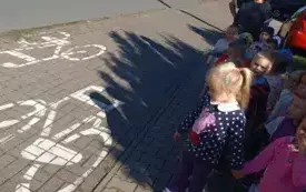 Dzieci przyglądają się ścieżce rowerowej