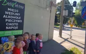 Dzieci patrzą na znak drogowy