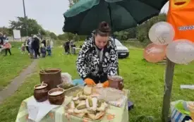 Rodzic układa ciasto na stole