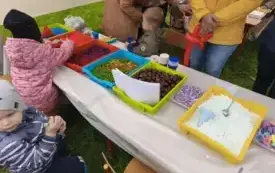 Dzieci przy stole sensrorycznym