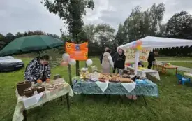 St&oacute;ł z jedzeniem na festynie
