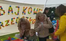 Dzieci bawią się przy stoisku sensorycznym