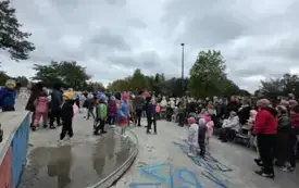 Dzieci występują na scenie