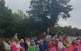 Dzieci występują na festynie z chustkami szyfonowymi