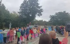 Dzieci występują na festynie