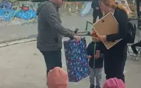 Dziecko z mamą odbiera nagrodę