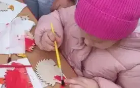 Dziewczynka maluje farbami