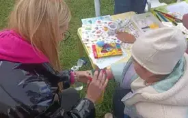Dziewczynka ma robiony tatuaż na ręce