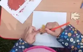 Dziewczynka maluje farbami