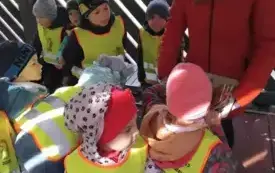 Dzieci stoją przy pani.