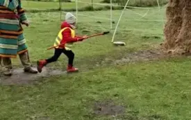 Dziecko biegnie.